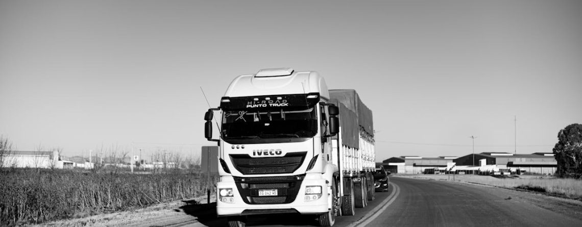 camion pe autostrada, articol despre inchiriere camioane pe termen lung, pentru constructii, fara sofer