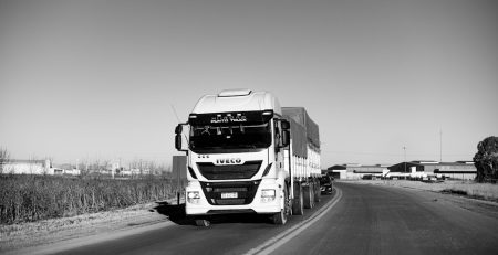 camion pe autostrada, articol despre inchiriere camioane pe termen lung, pentru constructii, fara sofer