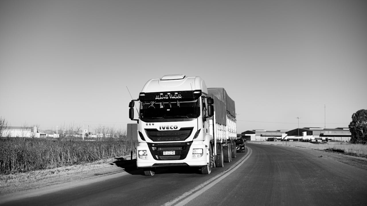 camion pe autostrada, articol despre inchiriere camioane pe termen lung, pentru constructii, fara sofer